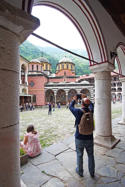 Rila Bulgaria Junho 2019 Turistas Visitam Mosteiro Rila Maior Mais — Fotografia de Stock