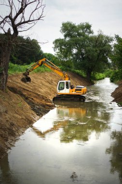 Sofya, Bulgaristan 05 Haziran 2019 'da Sofya' daki bir nehrin üzerindeki banka temizleme işinde buldozer