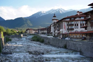 Bansko, Bulgaristan, 12 Şubat 2020. Nehir manzarası ve ünlü kayak merkezi Bansko
