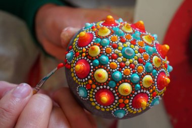 Taşa fırçayla elle boyanmış mandala