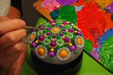 Taşa fırçayla elle boyanmış mandala