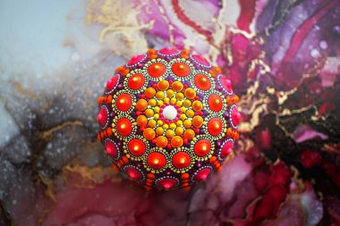 Alkol mürekkebinin soyut arka planında güzel bir el boyası mandala