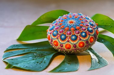 Yeşil yapraklı güzel bir el boyası.