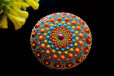 Siyah arkaplanda Güzel El Boyalı Mandala