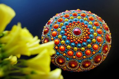 Siyah arkaplanda Güzel El Boyalı Mandala