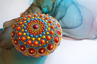 Alkol mürekkebinin soyut arka planında güzel bir el boyası mandala