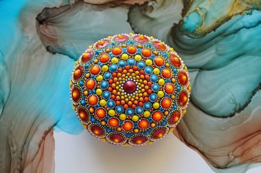 Alkol mürekkebinin soyut arka planında güzel bir el boyası mandala