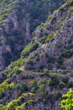 Yunanistan 'daki Vikos-Aoos ulusal parkındaki Vradreto bölgesinin panoramik manzarası