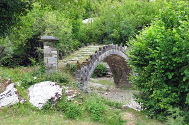 Yunanistan 'daki güzel Vikos-Aoos ulusal parkında eski bir köprü