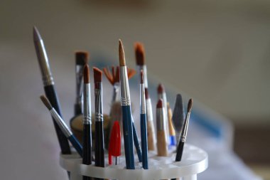 Bir kabın içindeki fırça ve kalemlerin bileşimi, boşluğu kopyala