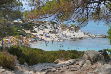 Karidi, Yunanistan, 19 Haziran 2019 Yunanistan 'ın Karidi kentindeki kumlu ve kayalık plajlardan birinin manzarası