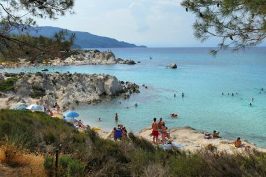 Karidi, Yunanistan, 19 Haziran 2019 Yunanistan 'ın Karidi kentindeki kumlu ve kayalık plajlardan birinin manzarası