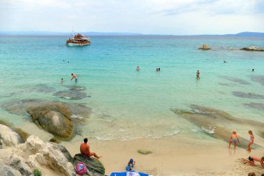 Karidi, Yunanistan, 19 Haziran 2019 Yunanistan 'ın Karidi kentindeki kumlu ve kayalık plajlardan birinin manzarası
