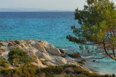 Yunanistan 'ın Karidi kentindeki kumlu ve kayalık plajlardan birinin manzarası