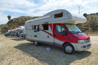 Trani Ammouda, Yunanistan, 20 Haziran 2019 Kampçılar deniz kenarına park etmiş.