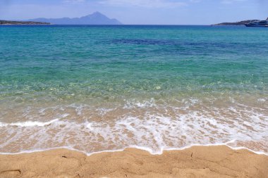 Sithonia 'nın doğu kıyısı ve Yunanistan' ın Valti Sahili 'nden görülen Athos Dağı profili