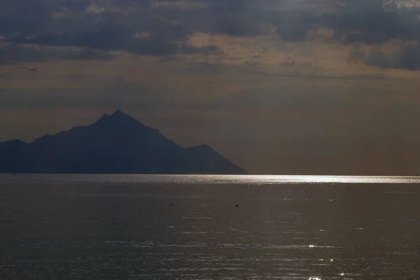 シトニアの東海岸とギリシャのバルティビーチから見たアトス山のプロフィール — ストック写真