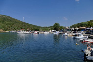 Yunanistan 'ın Sithonia yarımadasındaki Porto Koufo körfezinin muhteşem manzarası