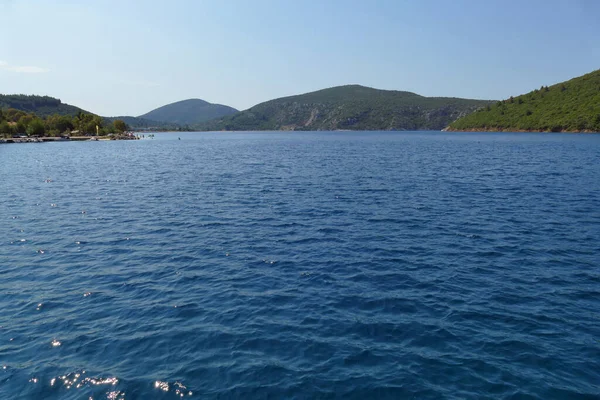 2人の観光客は シトニア半島 ギリシャのポルト クーフォ湾の素晴らしい景色を賞賛します — ストック写真