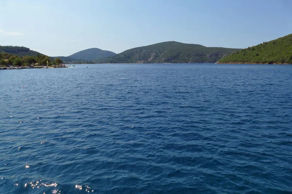 Dos Turistas Admiran Maravillosa Vista Bahía Porto Koufo Península Sithonia — Foto de Stock