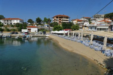 Toroni, Yunanistan, 15 Haziran 2019. Deniz kenarındaki bir restoranın masaları, Yunanistan 'da çok tipik..