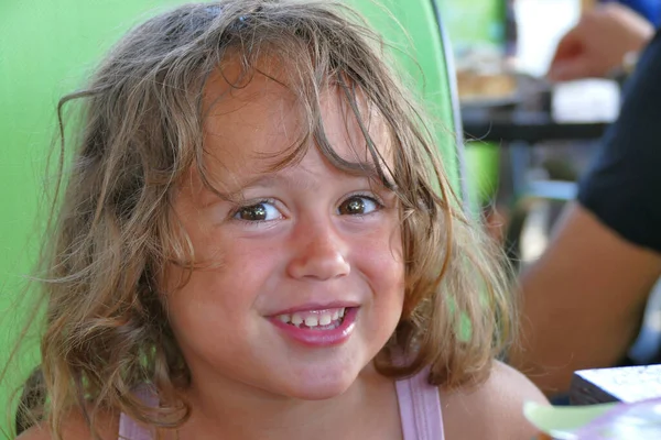 Čtyřletá Dívka Usmívá Baru Toroni Poloostrově Chalkidiki Řecku — Stock fotografie