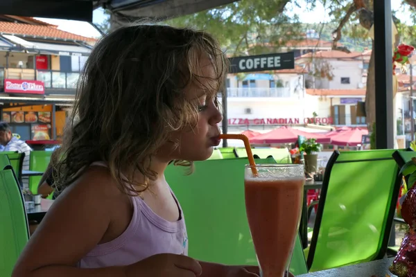 2019年6月15日ギリシャ トロニ 4歳の女の子は チャリディキ半島のトロニバーでフルーツジュースを飲みます — ストック写真
