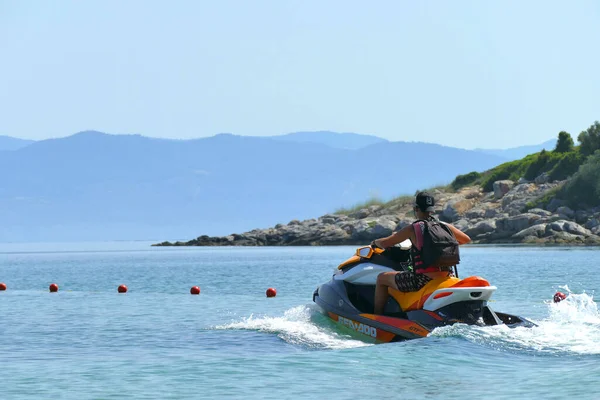 Paliouri Grecia Junio 2019 Turista Divierte Con Scooter Acuático Playa — Foto de Stock