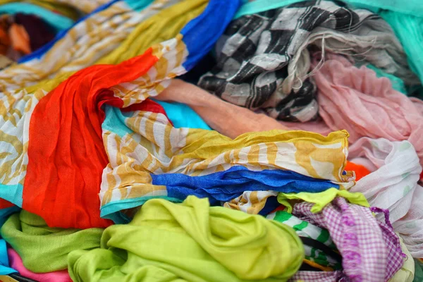 Kolorowe Tkaniny Sprzedawane Rynku Heraklion Kreta — Zdjęcie stockowe
