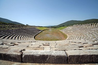 Yunanistan 'ın güneyindeki Messini arkeoloji sahasındaki stadyumun panoramik manzarası