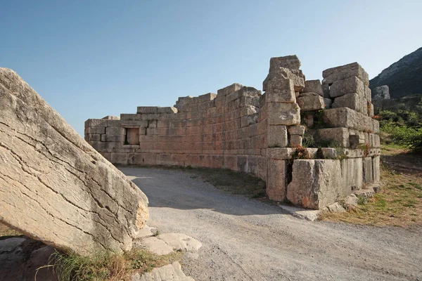 前往希腊伯罗奔尼撒的古代梅塞内路上的阿卡迪亚门全景 — 图库照片