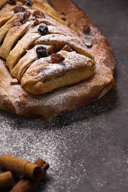 Elmalı turta, pudra şekerli ve çaydanlıklı, durgun hayat.