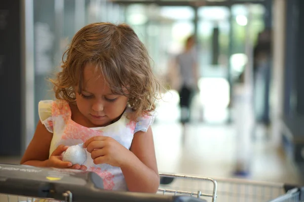 Uma Menina Anos Está Feliz Com Seu Ovo Chocolate Supermercado — Fotografia de Stock