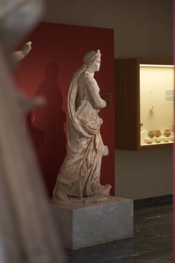 Messene, Yunanistan, 22 Temmuz 2018 Antik Messene arkeoloji sahasında bir kadın heykeli bulundu