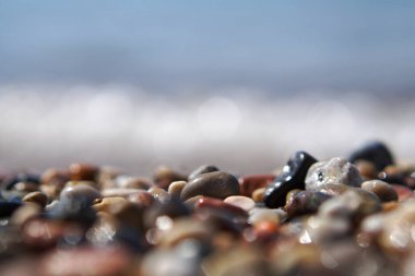 Yunanistan 'da bir plajın çakıl taşlarına odaklan