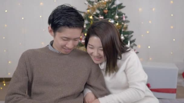 Paar Liest Ein Buch Weihnachtsbaum — Stockvideo