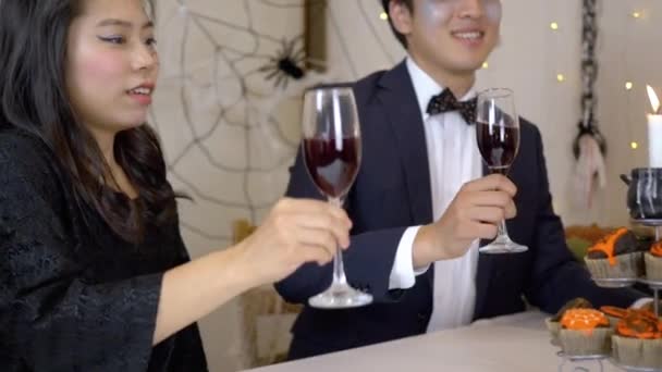 Akşam Yemeği Parti Arkadaşları Cadılar Bayramı Kutluyor — Stok video
