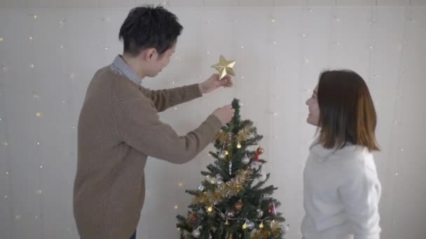 Jovem Casal Japonês Terminar Árvore Natal — Vídeo de Stock