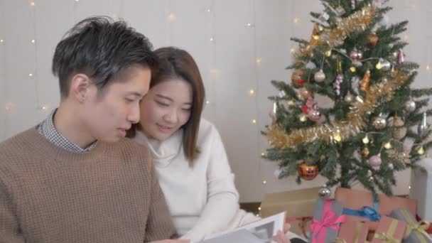 Para Czytanie Czasie Świąt Bożego Narodzenia — Wideo stockowe