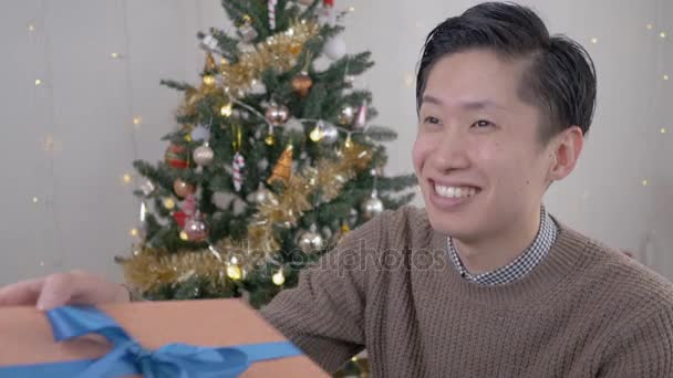 Jonge Man Blij Met Zijn Kerstcadeau — Stockvideo