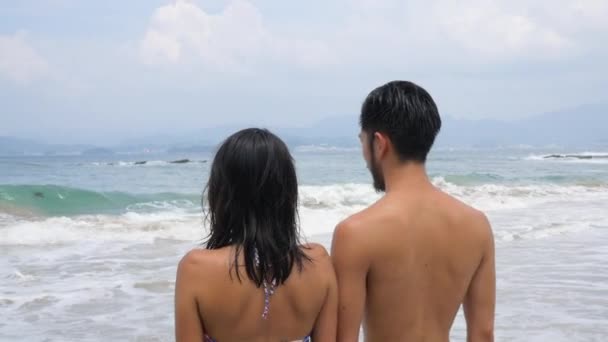 Asiatico Uomo Guardando Sua Ragazza Oceano — Video Stock