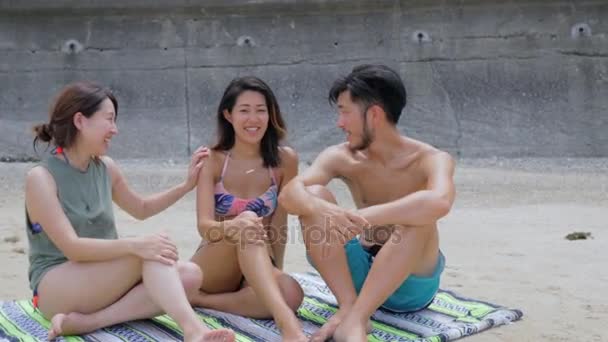 Amigos Riéndose Playa — Vídeo de stock