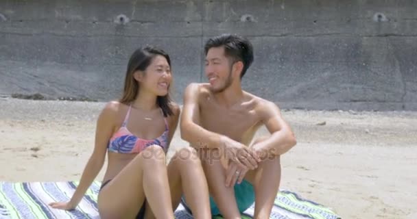 Asiatique Couple Câlin Sur Plage — Video