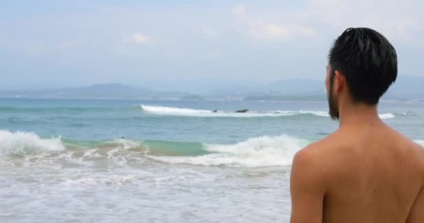 美しい海を眺める若い日本人男性 — ストック動画