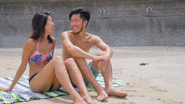 Jong Koppel Chatten Aan Het Strand — Stockvideo