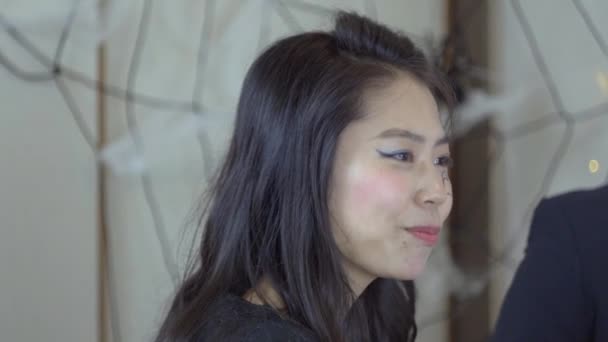 ハロウィーンで美しい日本女性がスローモーションでハロウィーンをトーストを作る — ストック動画