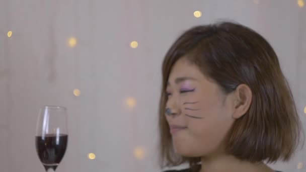 Roztomilá Japonská Dívka Opékání Halloween Party — Stock video