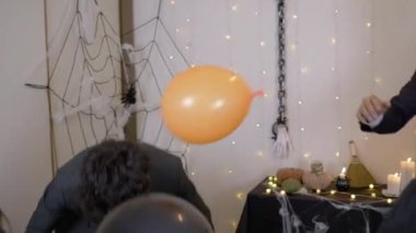 Halloween Parti balonları ile Japon dansı