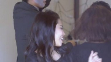 Cadılar Bayramı akşam yemeği partisi eğlenceli dans