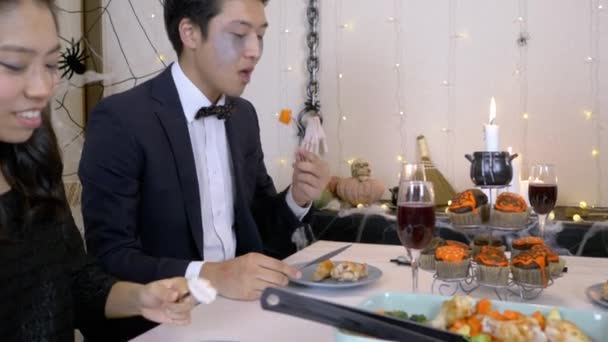 Arkadaş Grubu Cadılar Bayramı Akşam Yemeği Yemek — Stok video